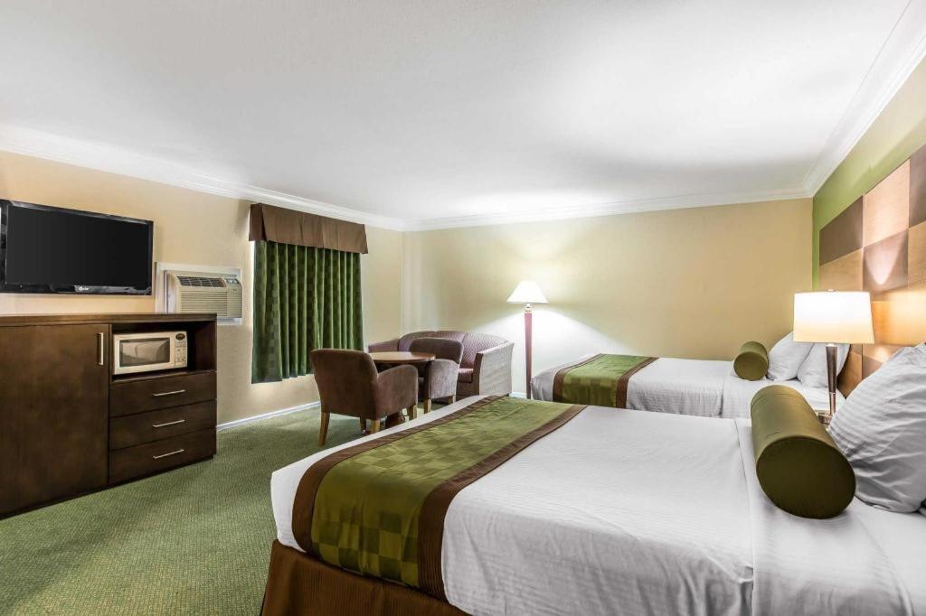 Rodeway Inn & Suites Canyon Lake-Menifee West Exterior foto