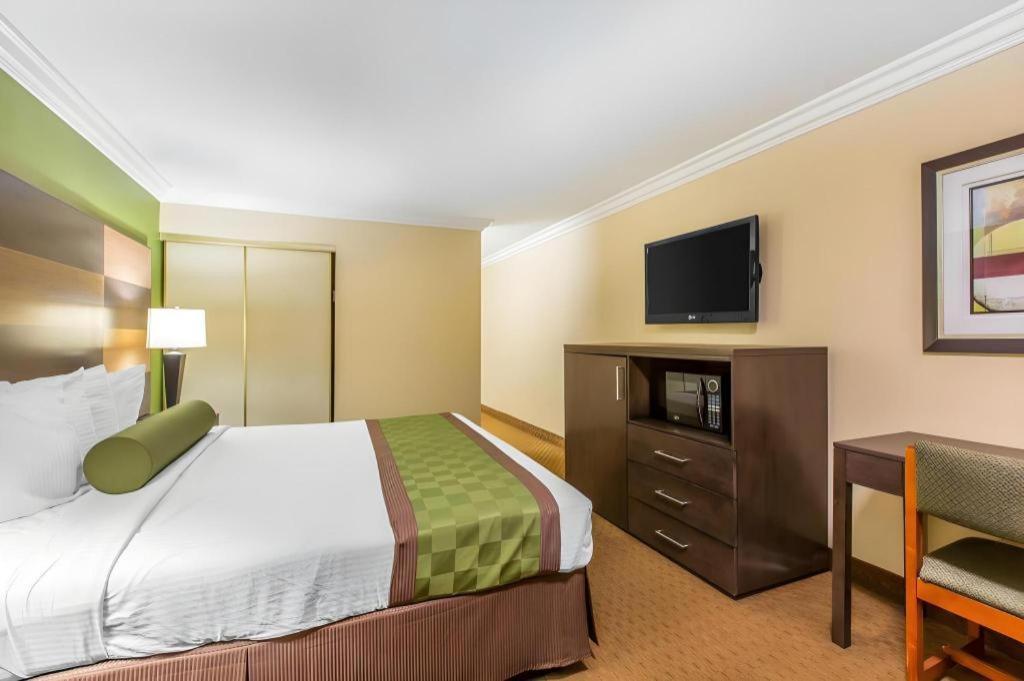 Rodeway Inn & Suites Canyon Lake-Menifee West Exterior foto